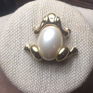 Vintage Marvello frog brooch
